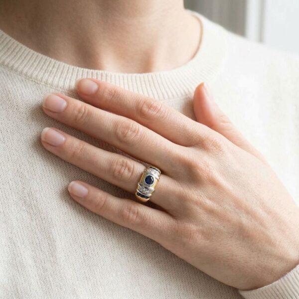 טבעת נוכחות אימפריאלית מזהב 18K דו-גוני, משובצת יהלום טבעי וספיר במשקל כולל 1.04ct