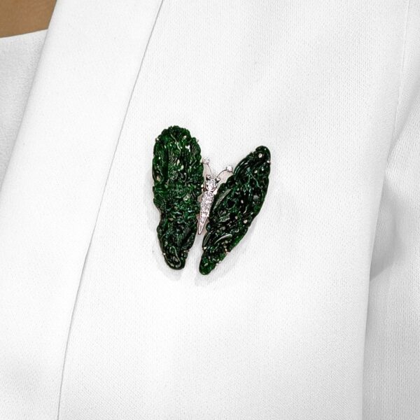 Imperial Garden סיכת פרפר מזהב לבן 18 קראט, משובצת ג'ייד ויהלומים 0.23 קראט