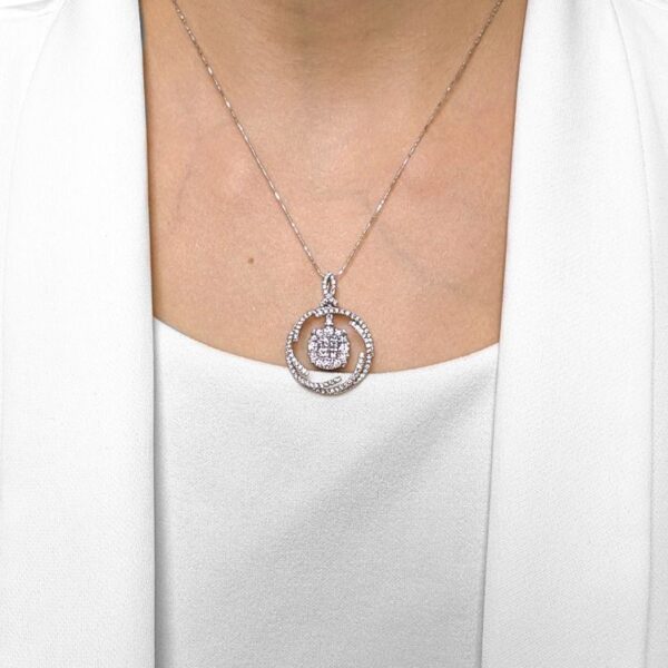 תליון יהלום 1.02 קראט מעוצב בקפידה, בחיתוכי פרינסס ועגול, בזהב לבן 18K