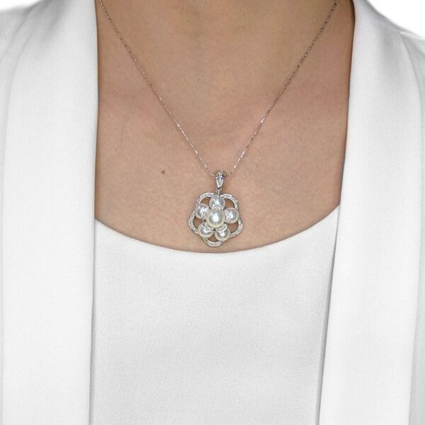 תליון מעודן עם פנינת אקויה ויהלום טבעי במשקל 0.08 קראט בזהב לבן 18 קראט