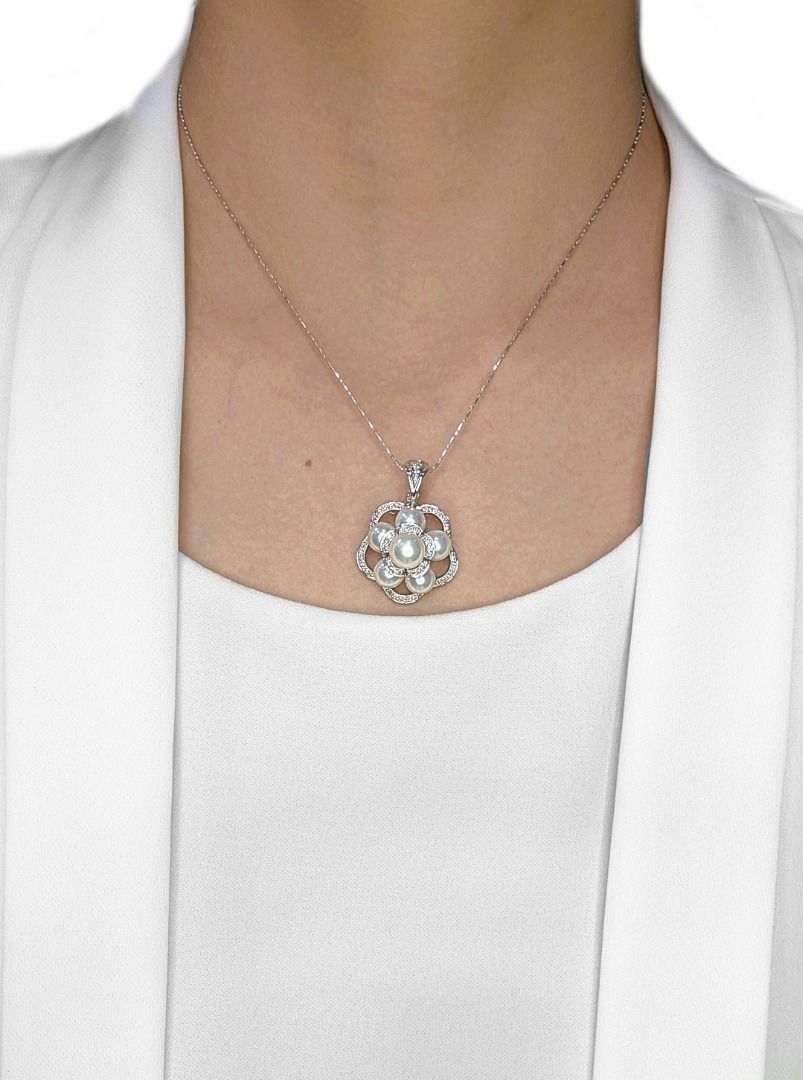 תליון מעודן עם פנינת אקויה ויהלום טבעי במשקל 0.08 קראט בזהב לבן 18 קראט – תמונה 2