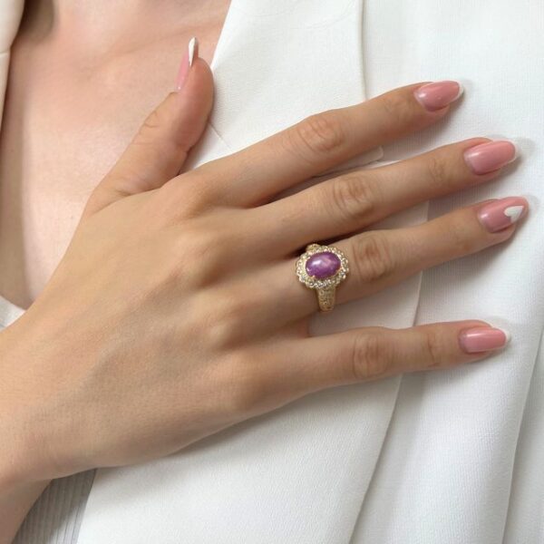 טבעת קוקטייל מרהיבה מזהב צהוב 18 קראט, משובצת רובי כוכב 2.92 קראט ויהלומים טבעיים - מתועדת על ידי IGI.