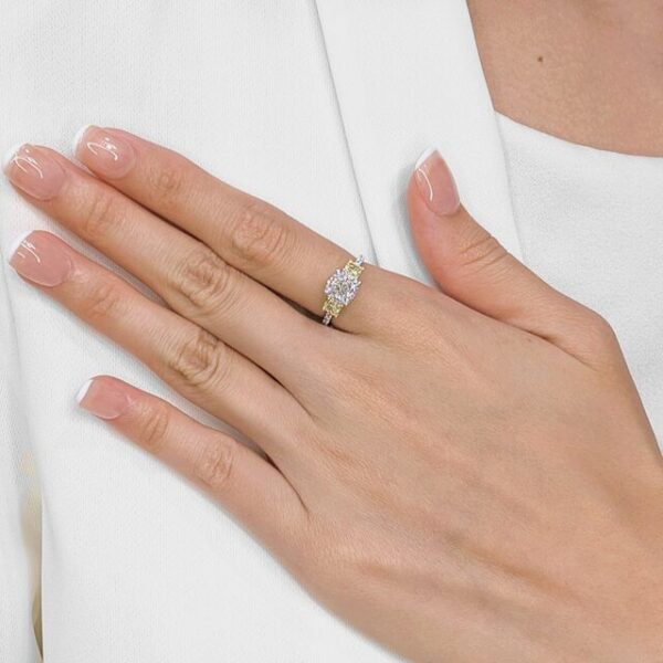 טבעת יהלומים טבעיים מרהיבה בחיתוך כרית 1.81 קרט, בזהב לבן 18 קראט – עם תעודות AIG ו-GIA