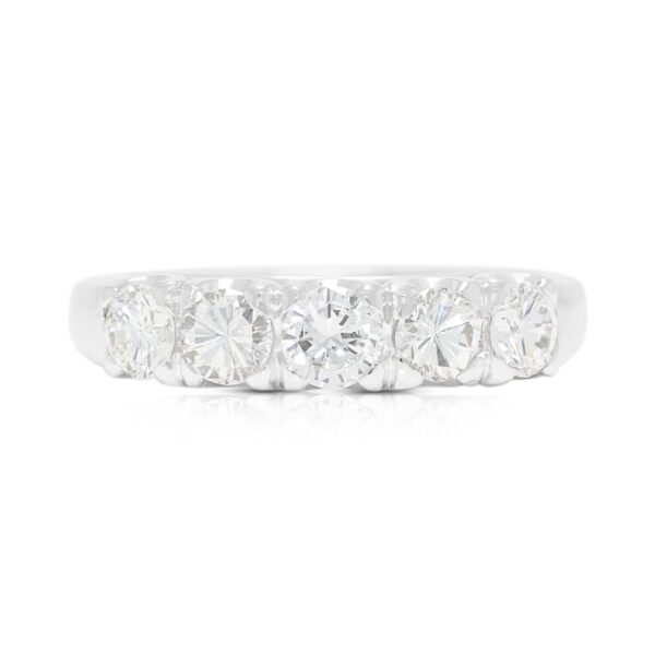 טבעת חמש אבנים זוהרת בפלטינה, משובצת יהלומים טבעיים עגולים מבריקים 0.90 קראט