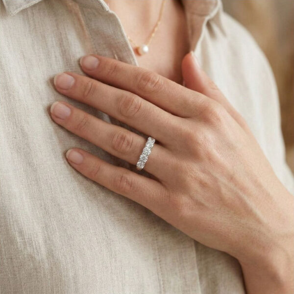 טבעת חמש אבנים זוהרת בפלטינה, משובצת יהלומים טבעיים עגולים מבריקים 0.90 קראט