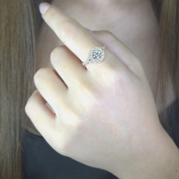 טבעת הילה זוהרת משובצת יהלומים במשקל 1.09 קראט בזהב ורוד 18 קראט - מתועדת IGI