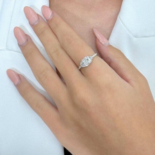 טבעת שלושה יהלומים מרהיבה בזהב לבן 18 קראט, משובצת יהלומים במשקל 1.36 קראט - מתועדת GIA