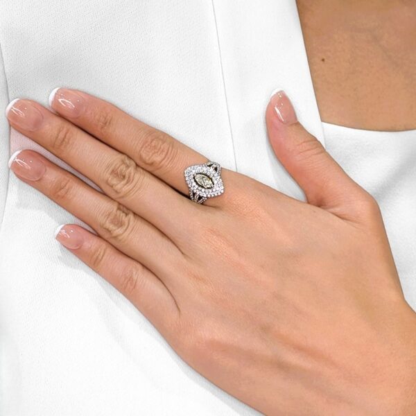 טבעת יהלומים זוהרת בהילת יהלומים 1.39 קראט בזהב לבן 18 קראט