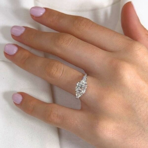 טבעת יהלומים מרהיבה 2.70 קראט בזהב לבן 18 קראט - מתועדת IGI