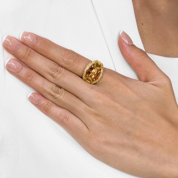 טבעת קוקטייל זוהרת מסיטרין 7.38 קראט ויהלומים טבעיים בזהב צהוב 20K