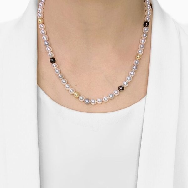 שרשרת כסף זוהרת עם פניני אקויה מעורבות בקוטר 7 מ"מ (חדש)