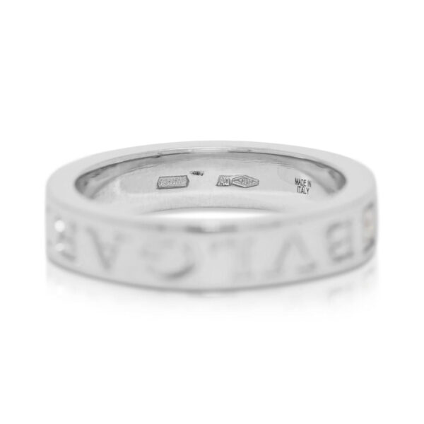 טבעת לוגו בולגרי יוקרתית מזהב לבן 18 קראט משובצת יהלום 0.04 קראט (עם חשבונית)