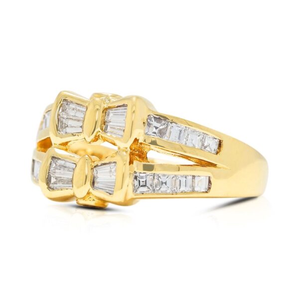 טבעת יוקרתית בעיצוב פפיון, משובצת יהלום טבעי במשקל 0.64 קראט, בזהב צהוב 18 קראט