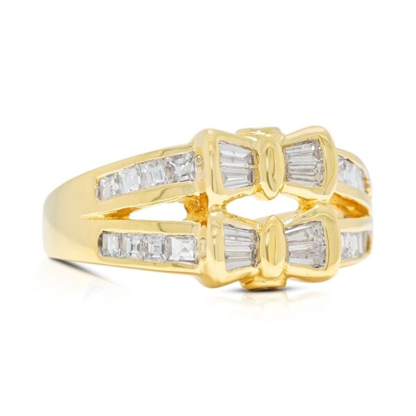 טבעת יוקרתית בעיצוב פפיון, משובצת יהלום טבעי במשקל 0.64 קראט, בזהב צהוב 18 קראט