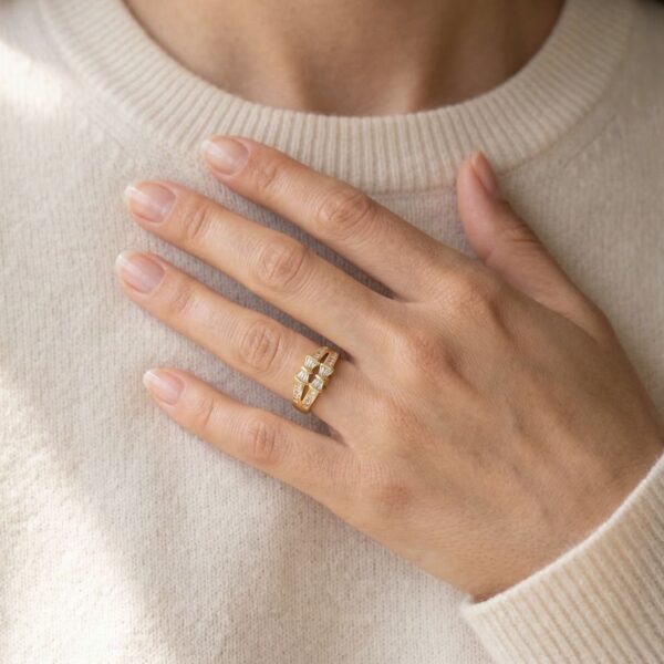 טבעת יוקרתית בעיצוב פפיון, משובצת יהלום טבעי במשקל 0.64 קראט, בזהב צהוב 18 קראט