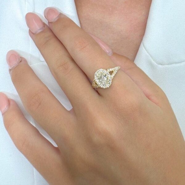 טבעת הילה יוקרתית משובצת יהלומים במשקל 1.10 קראט בזהב צהוב 18 קראט - מתועדת IGI