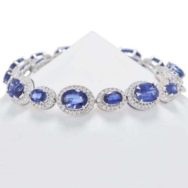 צמיד יוקרתי מזהב לבן 18 קראט, משובץ ספיר ויהלומים במשקל 16.39 קראט