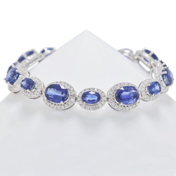 צמיד יוקרתי מזהב לבן 18 קראט, משובץ ספיר ויהלומים במשקל 16.39 קראט