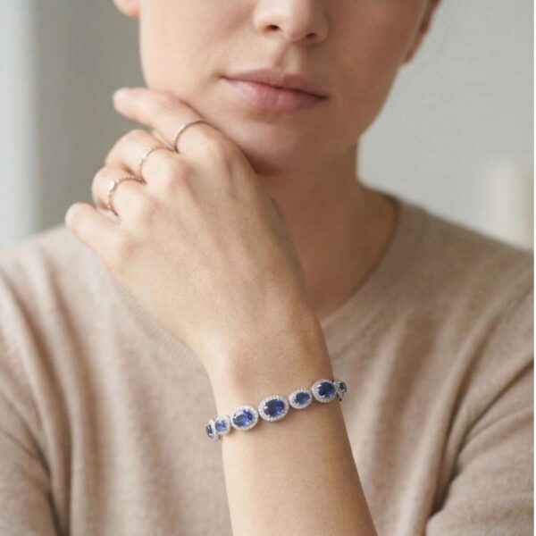 צמיד יוקרתי מזהב לבן 18 קראט, משובץ ספיר ויהלומים במשקל 16.39 קראט