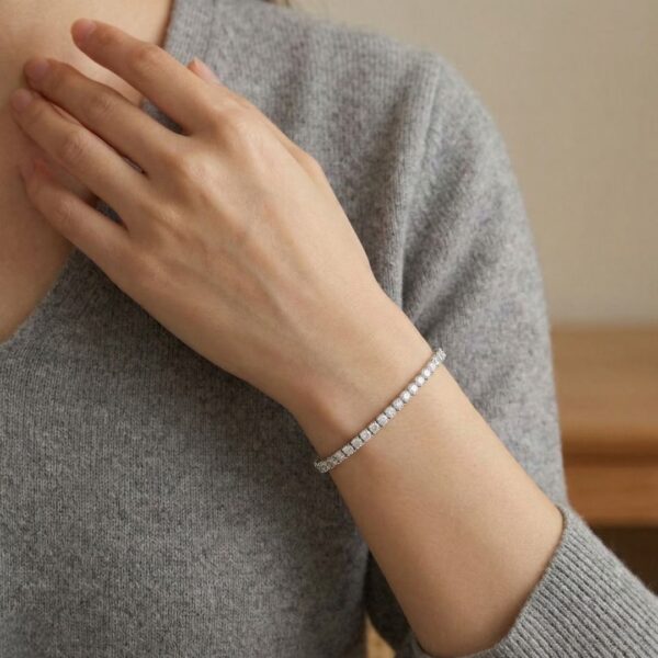 צמיד טניס יוקרתי בשיבוץ יהלומים טבעיים במשקל 3.00 קראט, בזהב לבן 18K (חדש).