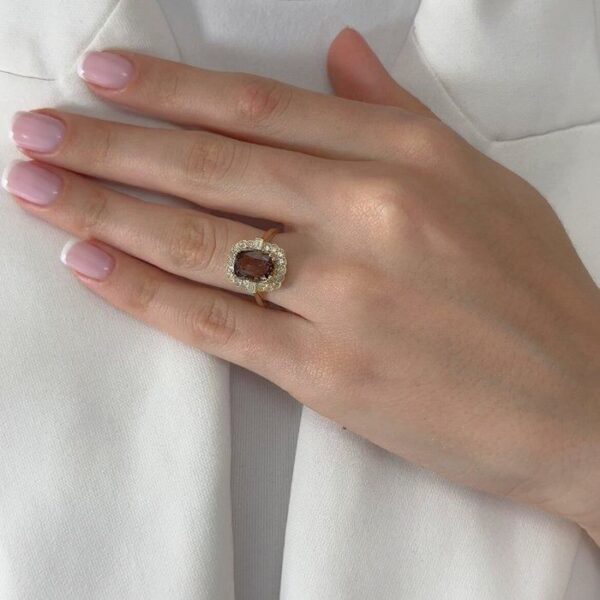 טבעת אשכול יוקרתית של אבן גרנט במשקל 3.53 קראט ויהלומים בזהב צהוב 14 קראט - מתועדת GIA