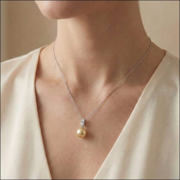 תליון טיפה מרהיב מזהב לבן 18 קראט, משובץ יהלום טבעי במשקל 0.13 קראט ופנינת ים דרומי זהובה