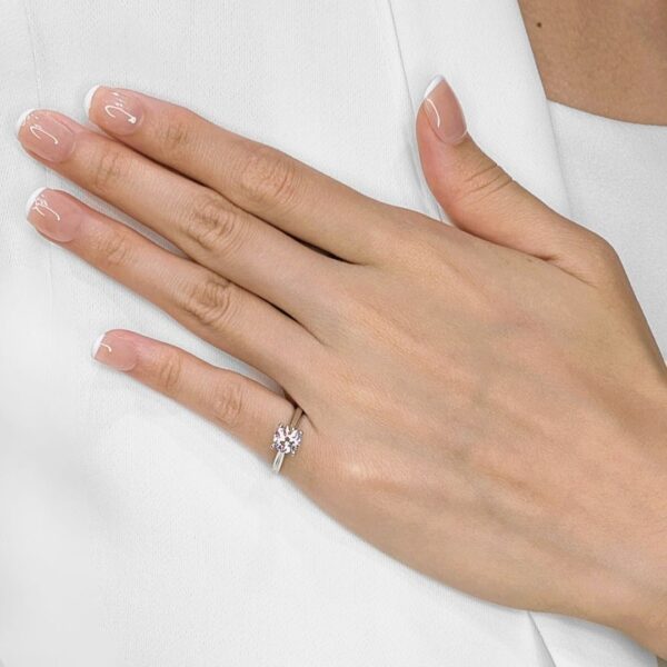 טבעת סוליטר מרהיבה של קרטייה, מזהב לבן 18 קראט, משובצת יהלום טבעי במשקל 1.01 קראט - מתועדת GIA.