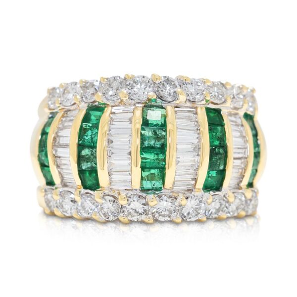 טבעת מרהיבה של אמרלד טבעי ויהלומים במשקל 1.26 קראט בזהב צהוב 18K