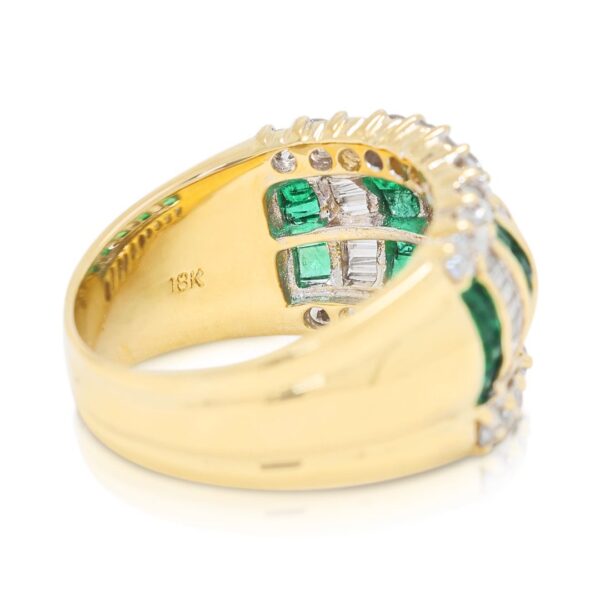 טבעת מרהיבה של אמרלד טבעי ויהלומים במשקל 1.26 קראט בזהב צהוב 18K