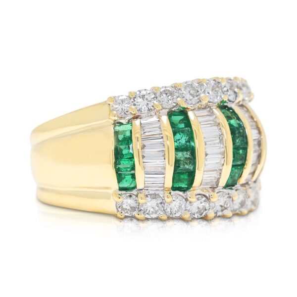 טבעת מרהיבה של אמרלד טבעי ויהלומים במשקל 1.26 קראט בזהב צהוב 18K