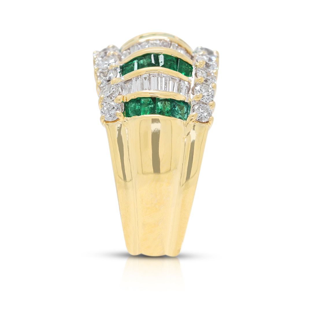 טבעת מרהיבה של אמרלד טבעי ויהלומים במשקל 1.26 קראט בזהב צהוב 18K – תמונה 6