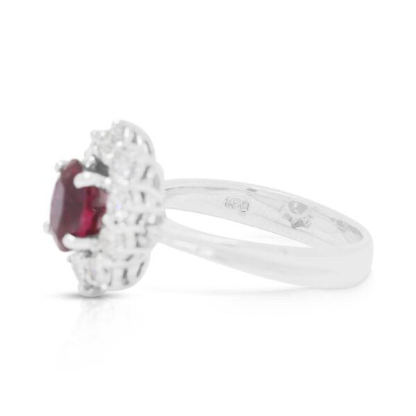 טבעת הילה פרחונית מלכותית עם יהלום טבעי 0.78 קראט ואבן רובי אובלית בזהב לבן 18K