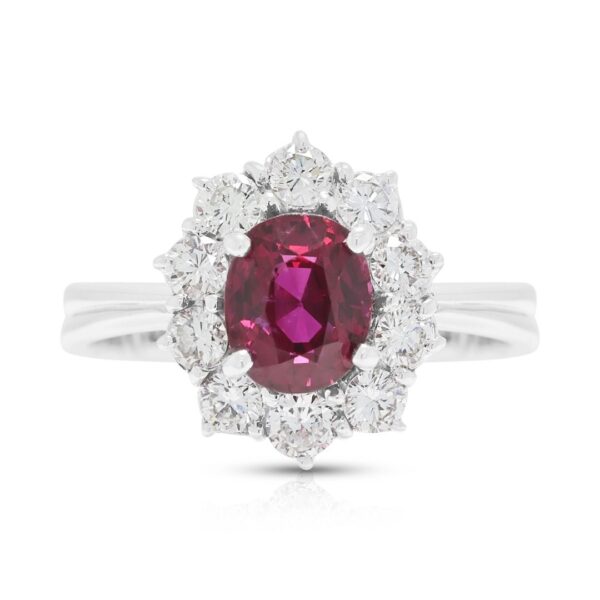 טבעת הילה פרחונית מלכותית עם יהלום טבעי 0.78 קראט ואבן רובי אובלית בזהב לבן 18K