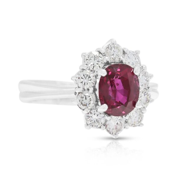 טבעת הילה פרחונית מלכותית עם יהלום טבעי 0.78 קראט ואבן רובי אובלית בזהב לבן 18K