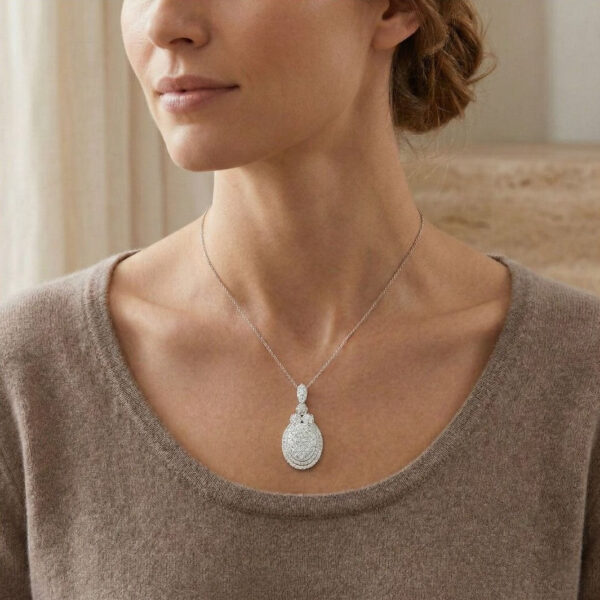 תליון הצהרתי הדור מיהלום טבעי במשקל 4.05 קרט בחיתוך פרינסס ועגול מבריק, בזהב לבן 18 קראט