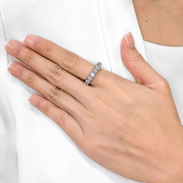 טבעת איטרניטי מלאה מלכותית מזהב לבן 18 קראט, משובצת יהלומים טבעיים 5.36 קראט (חדשה-לא נענדה)