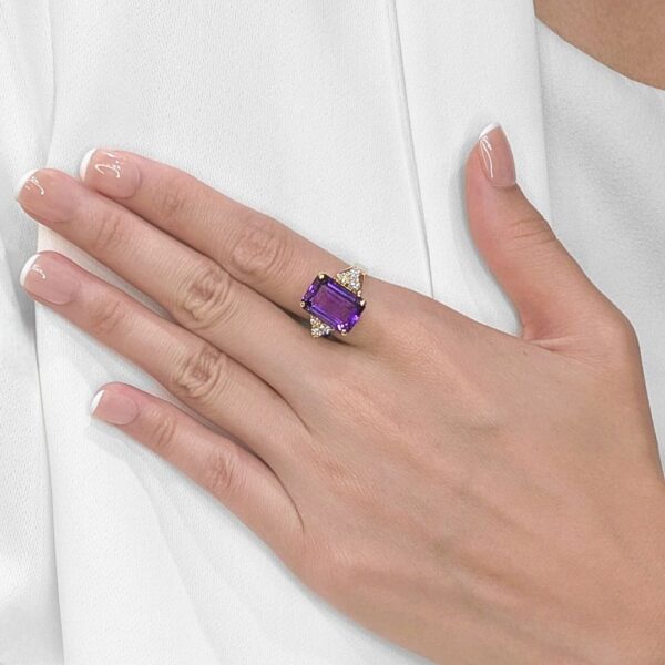 טבעת קוקטייל מלכותית מזהב צהוב 18K, משובצת אמטיסט 7.1 קראט ויהלומים טבעיים