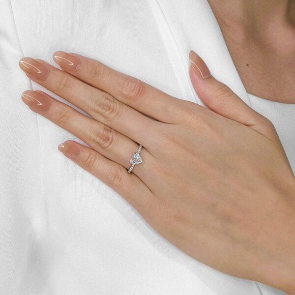 טבעת פאווה יהלום לב מהפנטת 0.84 קראט משובצת בזהב לבן 14 קראט