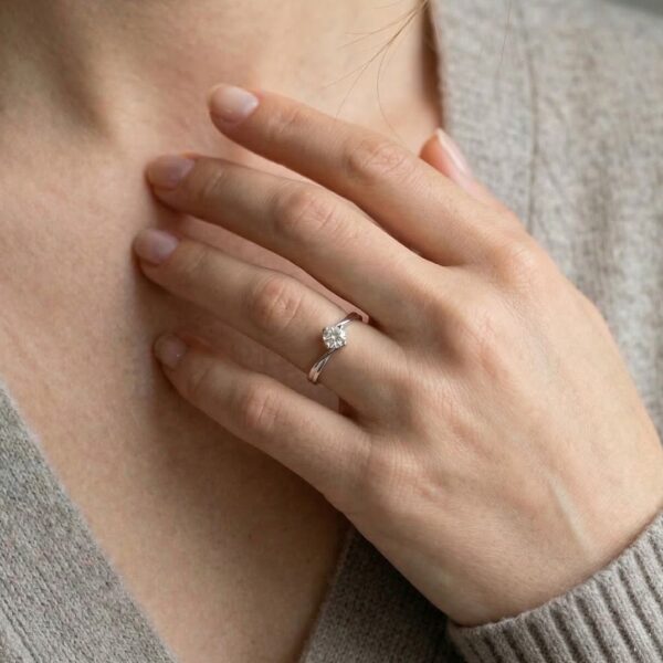 טבעת סוליטר Meyson יהלום טבעי 0.44ct מזהב לבן 18 קראט