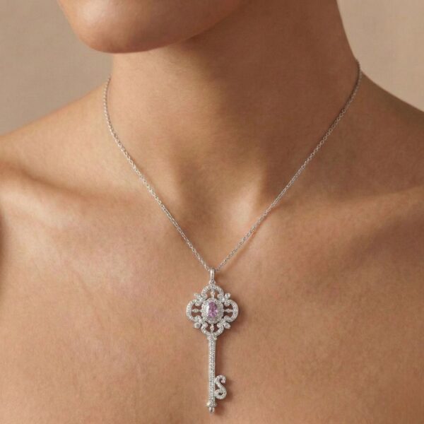 תליון מפתח מעוטר Meyson משובץ ספיר ורוד ויהלומים במשקל 1.33 קראט בזהב לבן 9K