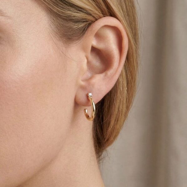 עגילי חישוק מינימליסטיים יהלום טבעי 0.06 קראט בזהב צהוב 14K