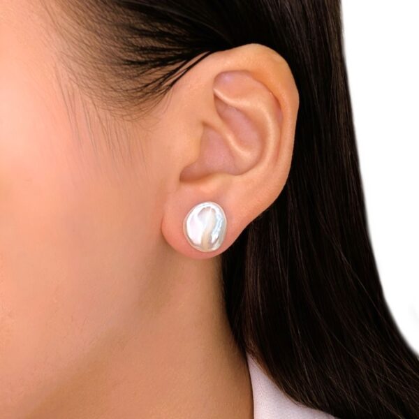 עגילים צמודים מינימליסטיים מזהב לבן 18 קראט, משובצים פניני בארוק לבנות 11-15 מ"מ