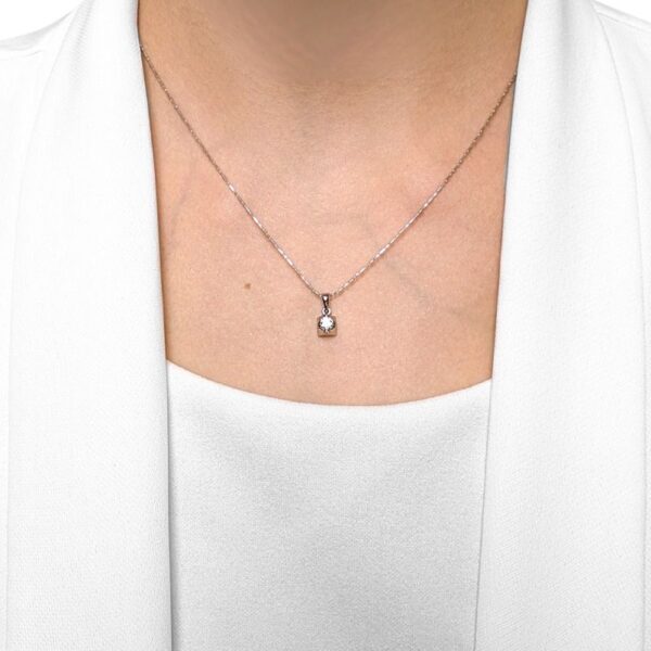 תליון יהלום מינימליסטי 0.16 קראט בזהב לבן 18K מבית SOO KEE
