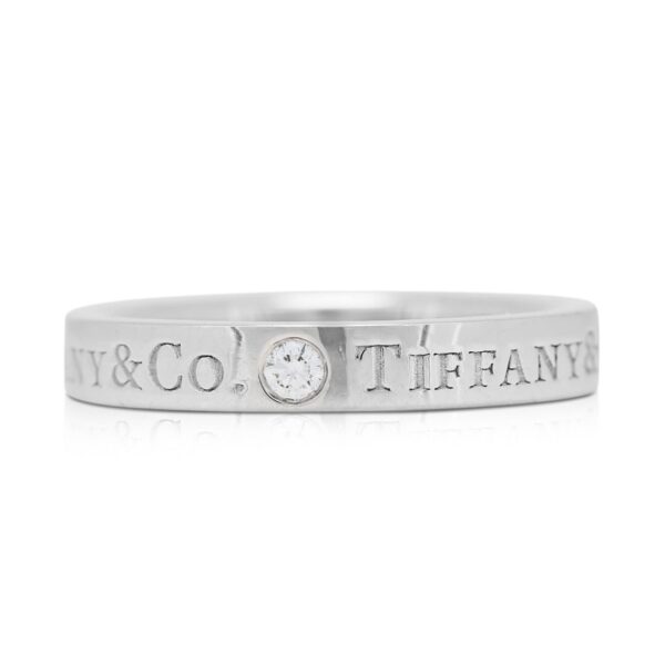 טבעת פלטינה עדינה משובצת יהלום 0.05 קראט מבית Tiffany & Co.