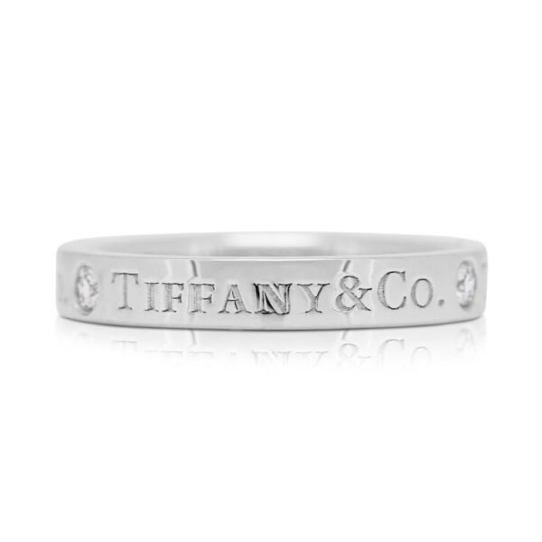 טבעת פלטינה עדינה משובצת יהלום 0.05 קראט מבית Tiffany & Co.