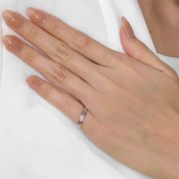 טבעת פלטינה עדינה משובצת יהלום 0.05 קראט מבית Tiffany & Co.