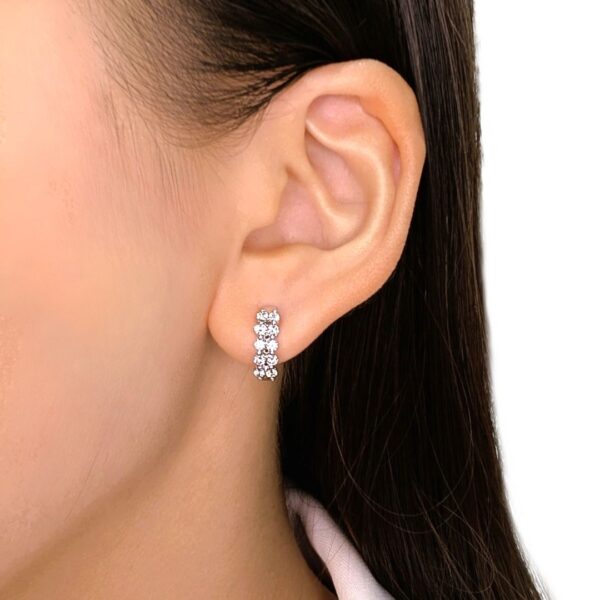 עגילי חישוק מפוארים כפולי שורה מזהב לבן 18 קראט, משובצים יהלומים טבעיים במשקל 0.40 קראט (חדשים וללא שימוש)