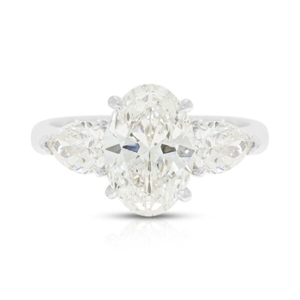 טבעת טרילוגיה עם שלושה יהלומים טבעיים במשקל כולל 3.35 קראט בזהב לבן 18 קראט, מתועדת GIA