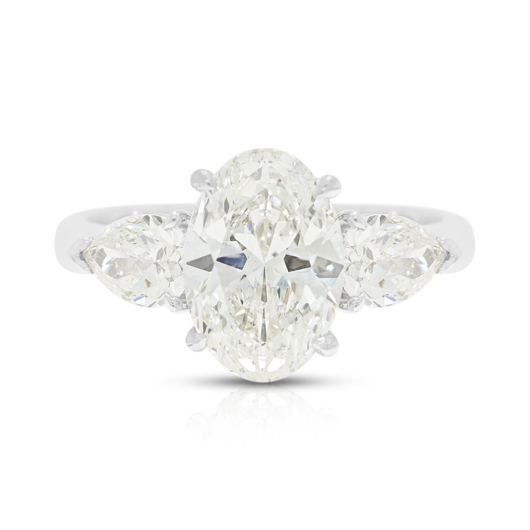 טבעת טרילוגיה עם שלושה יהלומים טבעיים במשקל כולל 3.35 קראט בזהב לבן 18 קראט, מתועדת GIA