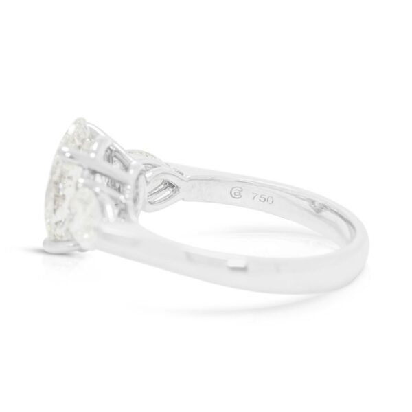 טבעת טרילוגיה עם שלושה יהלומים טבעיים במשקל כולל 3.35 קראט בזהב לבן 18 קראט, מתועדת GIA